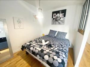 Ένα ή περισσότερα κρεβάτια σε δωμάτιο στο Cosy Appartement - 200m de Paris