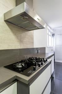 a kitchen with a stove top oven in a kitchen at Unhotel - Apartamento 2 Suítes com Vista Panorâmica para a Lagoa in Rio de Janeiro