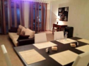 Istumisnurk majutusasutuses The Heights 2 Bedroom Apartment