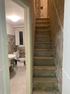 Eine Treppe führt zu einem Bad mit WC. in der Unterkunft BB casa vacanza in Catania + 22 Fotos