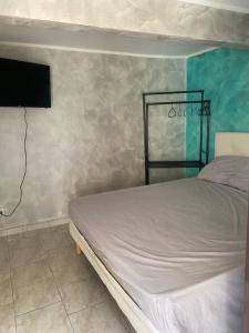 ein Schlafzimmer mit Bett und Flachbildfernseher in der Unterkunft BB casa vacanza in Catania