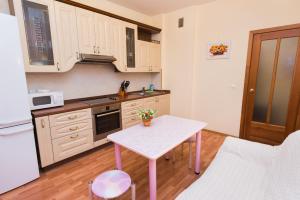 Cuisine ou kitchenette dans l'établissement Guest apartments Alesia