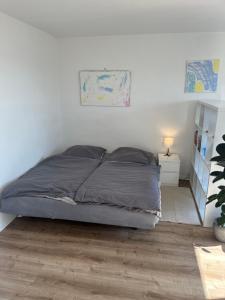 a bed in a white room with at Schönes Apartment mit Balkon Aggertalsperre in Bergneustadt