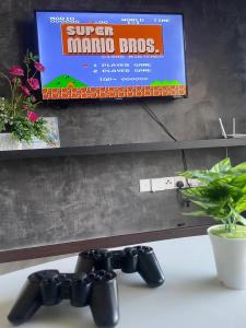 TV a/nebo společenská místnost v ubytování HARRAZ SUITE PUTRAJAYA just minutes away from PICC and KPT perfect for both business and leisure stays
