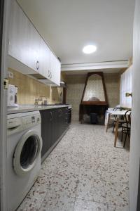 - une cuisine avec lave-linge et sèche-linge dans la chambre dans l'établissement Casa rural Victoria, à Valdelamatanza