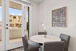 een witte eetkamer met een tafel en stoelen bij Life is Good condo in Atkinville