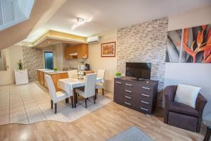 TV a/nebo společenská místnost v ubytování Delfin Apartman