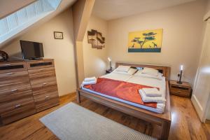 Postel nebo postele na pokoji v ubytování Delfin Apartman