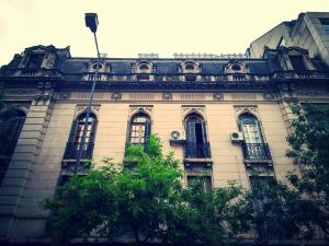 a large building with many windows on the side of it at 531 Hostel in Cordoba