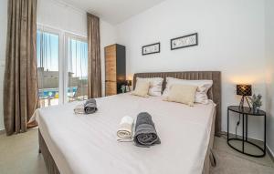 Ένα ή περισσότερα κρεβάτια σε δωμάτιο στο Lovely Home In Jakisnica