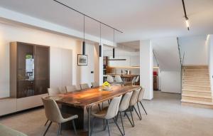 Un comedor con mesa y sillas de madera. en Awesome Home In Salvela With Sauna, en Karpinjan