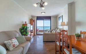 Χώρος καθιστικού στο 2 Bedroom Nice Apartment In Fuengirola