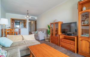 Μια τηλεόραση ή/και κέντρο ψυχαγωγίας στο 2 Bedroom Nice Apartment In Fuengirola