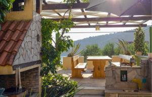 un patio esterno con un tavolo e un tavolo e panche di Stunning Home In Razanj a Ražanj Altre 28 foto