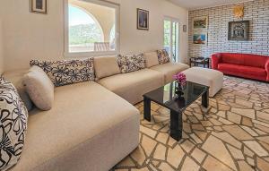 un soggiorno con un divano e un tavolo di Stunning Home In Razanj a Ražanj