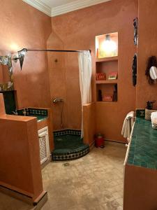 Koupelna v ubytování Riad Noos Noos & Spa
