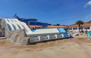 zjeżdżalnia wodna w parku wodnym w obiekcie Pet Friendly Stacaravan In Les Mathes w mieście Les Mathes