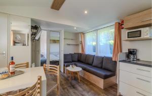 salon i kuchnia z kanapą i stołem w obiekcie Pet Friendly Stacaravan In Les Mathes w mieście Les Mathes