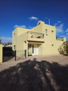 a large white building with a balcony at Residencia completa in Tinogasta