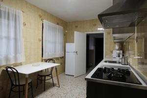 Il comprend une cuisine équipée d'une cuisinière, d'un évier et d'une table. dans l'établissement Casa rural Victoria, à Valdelamatanza