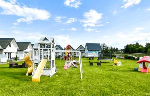 Un parque infantil con juegos en un campo de césped en Amazing Home In Sarbinowo With Wifi, en Sarbinowo