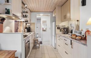 Η κουζίνα ή μικρή κουζίνα στο Cozy Home In Lundby With Wifi