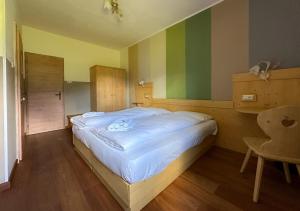 Postel nebo postele na pokoji v ubytování Hotel Garni Edy