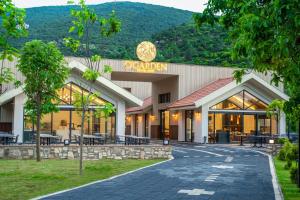 Nespecifikovaný výhled na hory nebo výhled na hory při pohledu z hotelu
