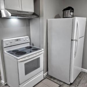 eine Küche mit Herd und Kühlschrank in der Unterkunft Cozy, Contemporary Haven Near Historic Downtown in Savannah + 3 Fotos