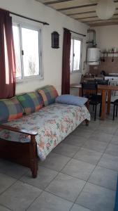 un sofá en una sala de estar con mesa en turismo chascomus, en Chascomús