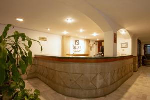 eine Lobby mit Bar in einem Gebäude in der Unterkunft Hotel Bedd Express Querétaro in Querétaro + 49 Fotos
