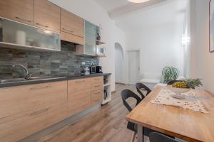 Kuchyň nebo kuchyňský kout v ubytování LE TRE M - Guesthouse