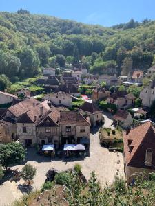 - une vue aérienne sur un petit village avec des maisons dans l'établissement Charmante maison de village, à Sénaillac-Lauzès 37 autres photos