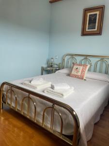 a bed with white sheets and towels on it at La Casita del Cerro in Candeleda +54 photos