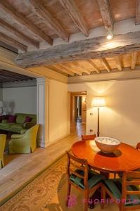 a living room with a table and a couch at Le Belle Époque in Parma