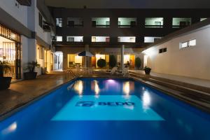 ein großes Schwimmbecken in einem Gebäude bei Nacht in der Unterkunft Hotel Bedd Express Querétaro in Querétaro