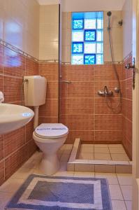 La salle de bains est pourvue de toilettes, d'une douche et d'un lavabo. dans l'établissement Greek House Hotel, à Neos Marmaras