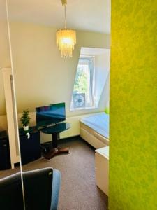 TV a/nebo společenská místnost v ubytování ZU DEN LINDEN - RADEBEUL Pension mit Restaurant