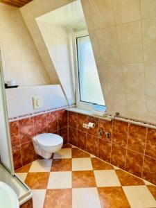 Koupelna v ubytování ZU DEN LINDEN - RADEBEUL Pension mit Restaurant