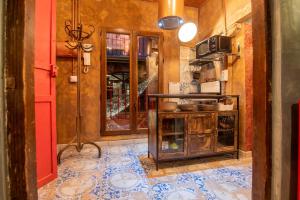 a room with a kitchen with a counter and a room with a door at El café Paris de apartamentos CV in Granada