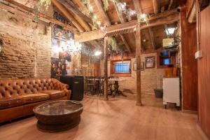 a living room with a couch and a table at El café Paris de apartamentos CV in Granada