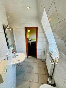 Koupelna v ubytování ZU DEN LINDEN - RADEBEUL Pension mit Restaurant