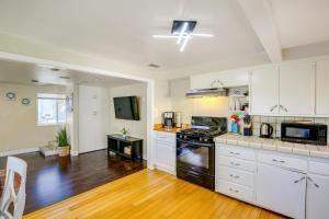 Kuchyň nebo kuchyňský kout v ubytování 2 Mi to Ocean Long Beach Home with Gas Grill!