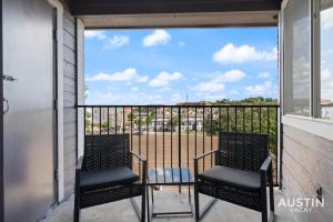 奥斯汀Comfy ATX Apt plus Balcony and Smart TV and Free Parking的美景阳台配有两把椅子