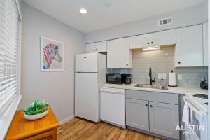 Comfy ATX Apt plus Balcony and Smart TV and Free Parking的厨房或小厨房