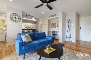 奥斯汀Comfy ATX Apt plus Balcony and Smart TV and Free Parking的客厅里有一张蓝色的沙发和一张桌子 更多10张照片