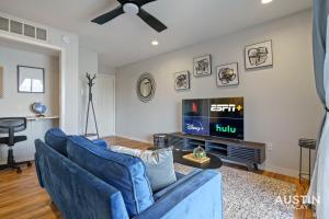 Comfy ATX Apt plus Balcony and Smart TV and Free Parking的电视和/或娱乐中心
