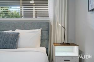 Comfy ATX Apt plus Balcony and Smart TV and Free Parking客房内的一张或多张床位