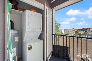Comfy ATX Apt plus Balcony and Smart TV and Free Parking的阳台或露台
