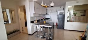 Kuchyň nebo kuchyňský kout v ubytování Penthouse ROBELINI - Terraza, jacuzzi & vistas